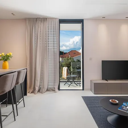 1 Bedroom Stunning Apartment In Betina Daire *